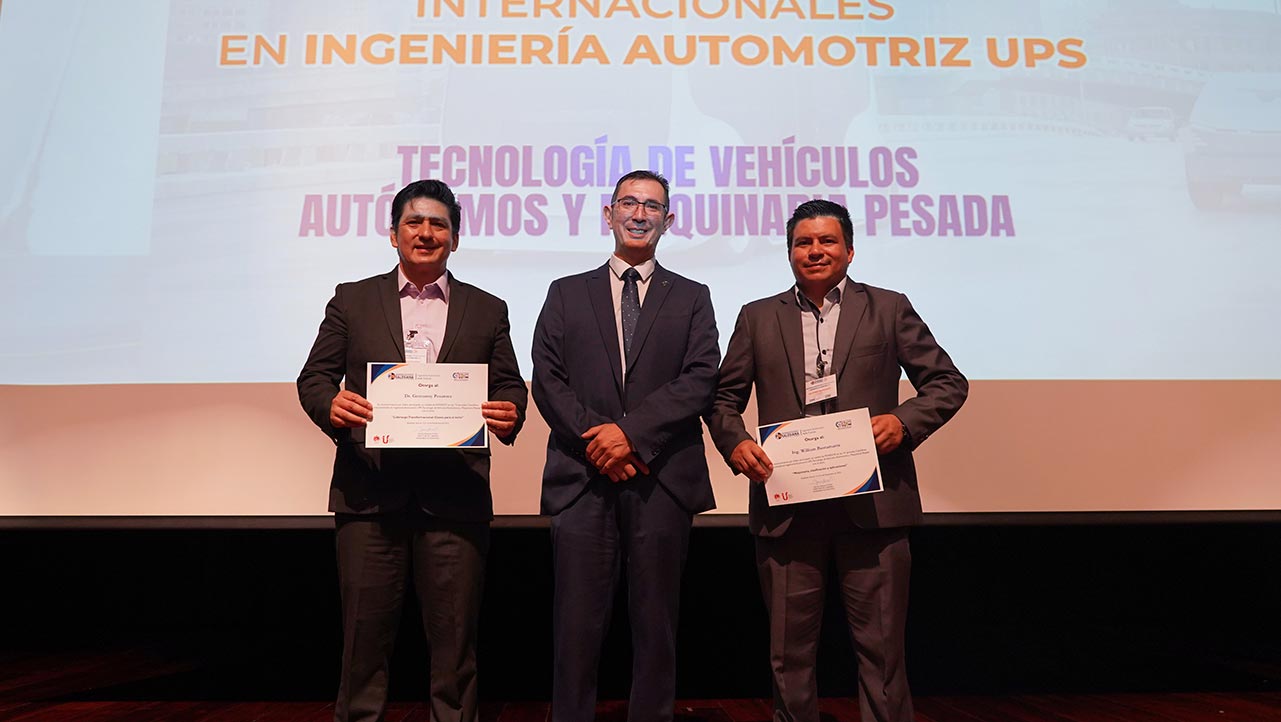 (Izq - Der) Dr. Geovanny Pesántez - Ing. William Bustamante durante la entrega de certificados a los participantes como  ponentes en las IV Jornadas Científicas