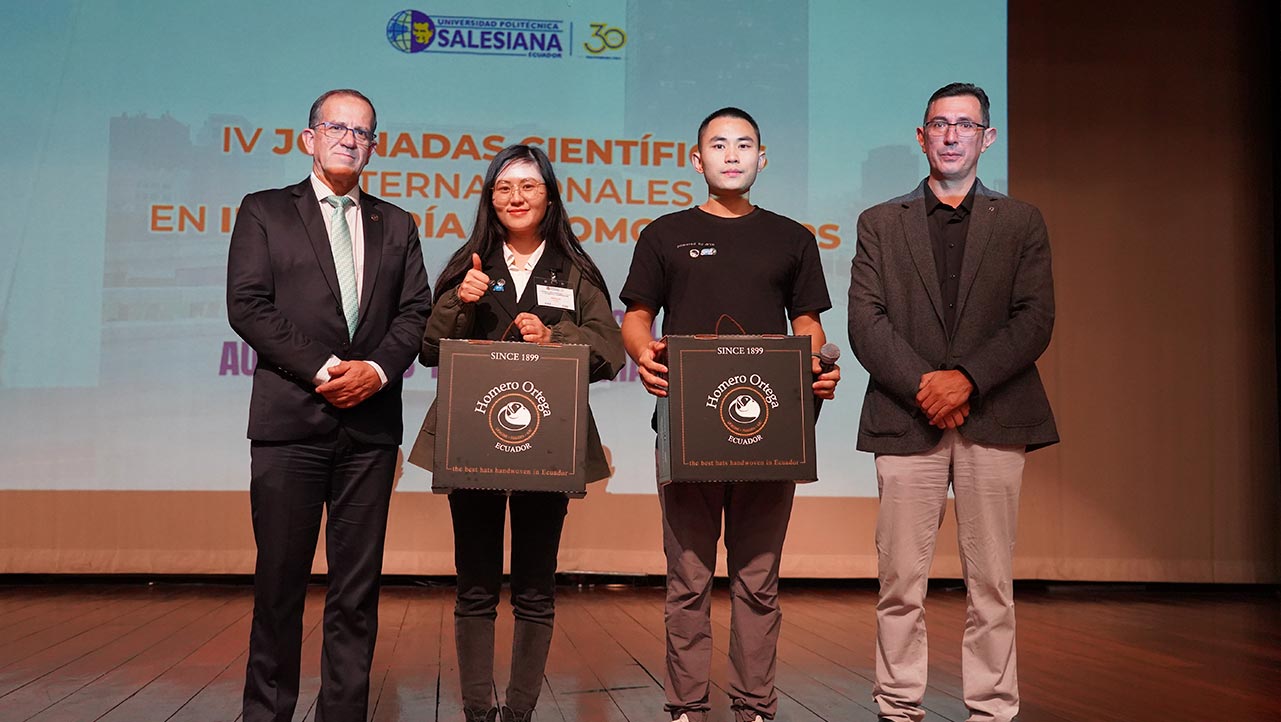 Dr. Fernando Moscoco, Nancy Lee, Mark Jin, Ing. Fabricio Esponoza durante la entrega de presentes