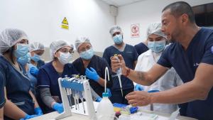 El Dr. Hernan Calderón realiza prácticas de la técnica de ELISA junto a estudiantes de veterinaria