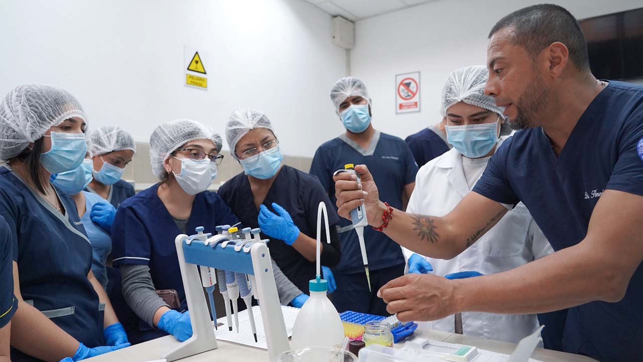 El Dr. Hernan Calderón realiza prácticas de la técnica de ELISA junto a estudiantes de veterinaria