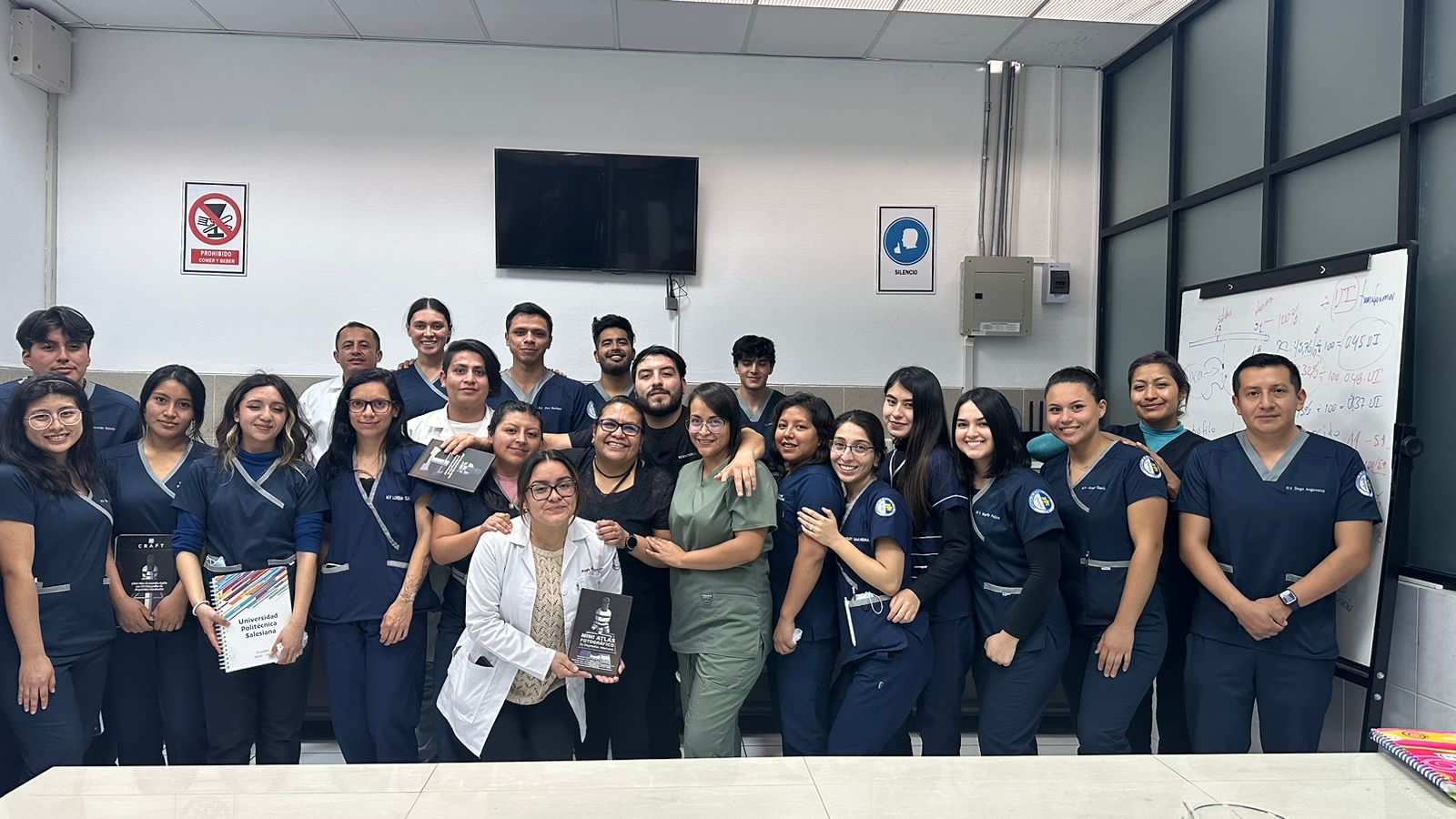 Estudiantes realizan prácticas durante el II Seminario Taller sobre Avances Tecnológicos en el Laboratorio Clínico Veterinario