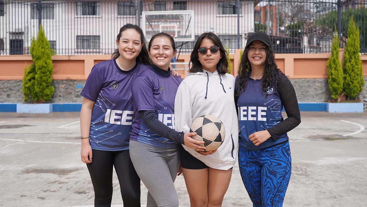 Estudiantes del Grupo IEEE campeonas en el Ecua Volley