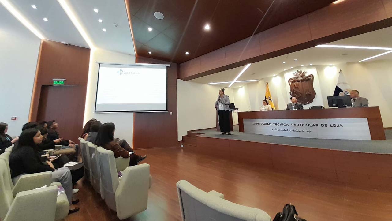 Diana Arce docente de la sede Cuenca, expone los logros alcanzados en el NAF 2023