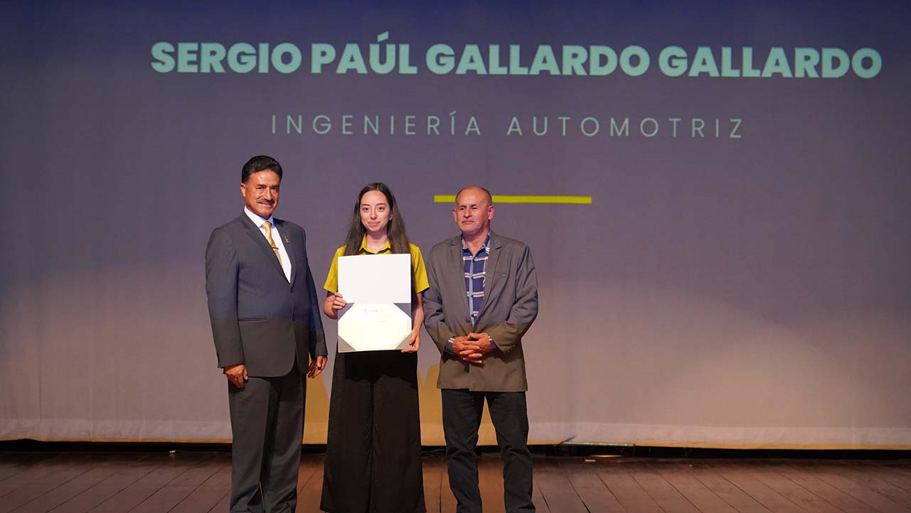 Estudiantes que recibieron su certificado de Distinción Académica