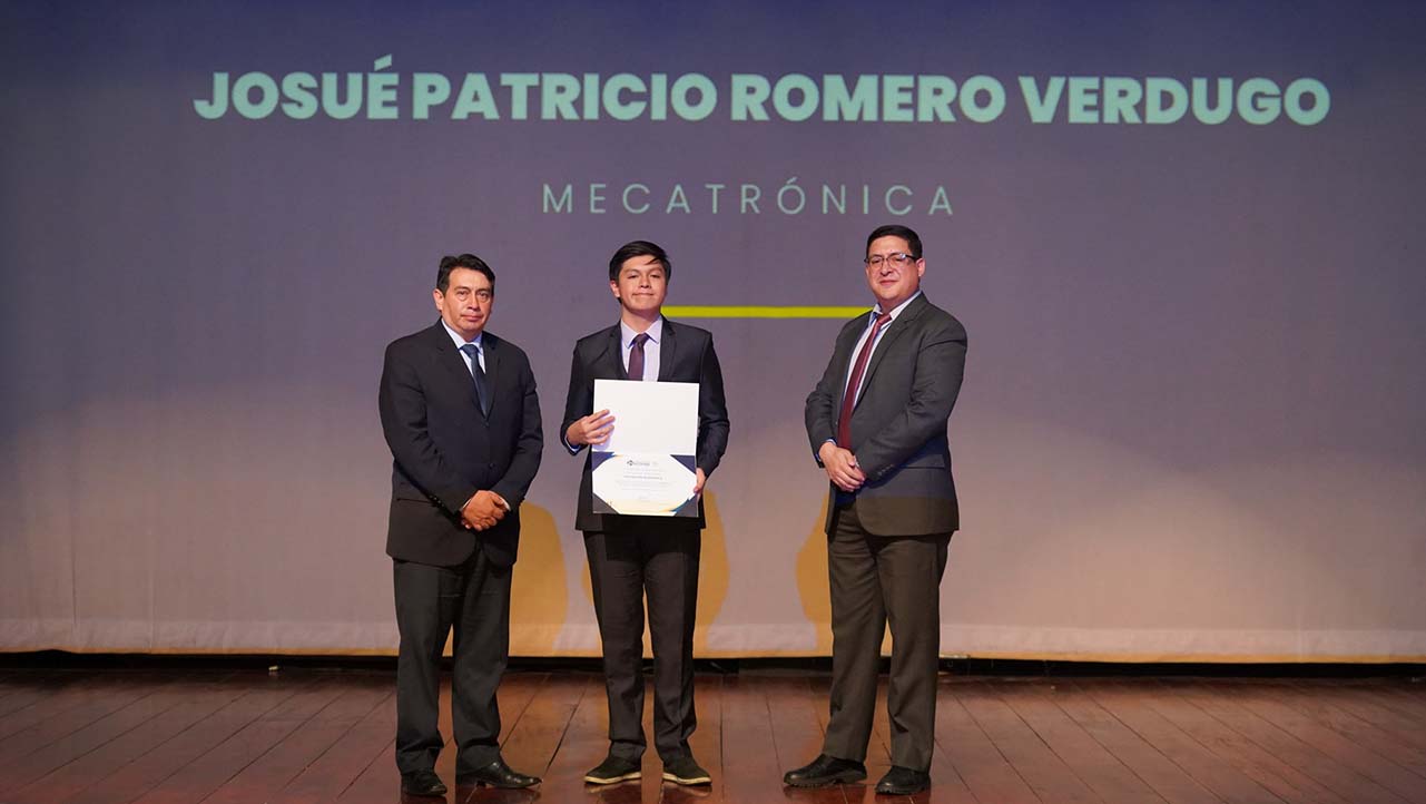 Estudiantes que recibieron su certificado de Distinción Académica