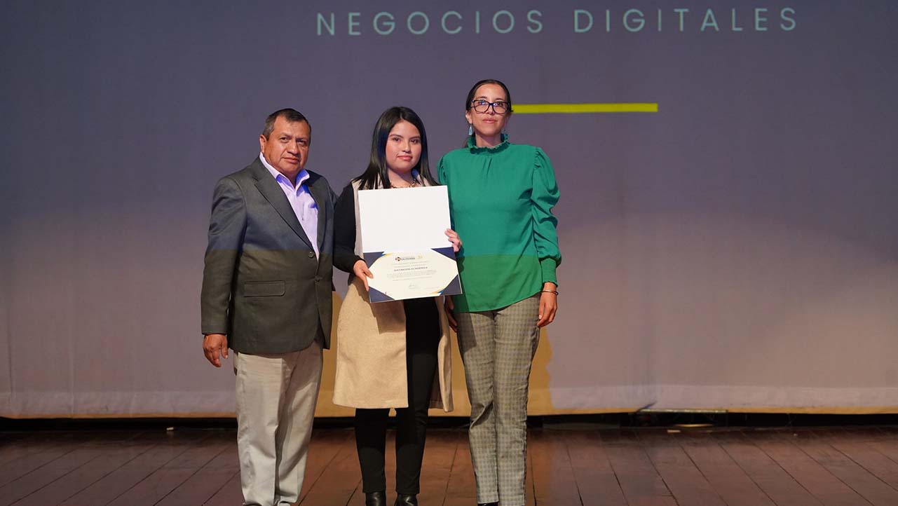 Estudiantes que recibieron su certificado de Distinción Académica