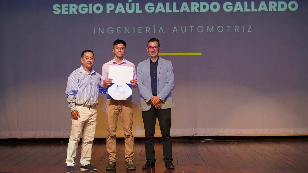 Estudiantes que recibieron su certificado de Distinción Académica