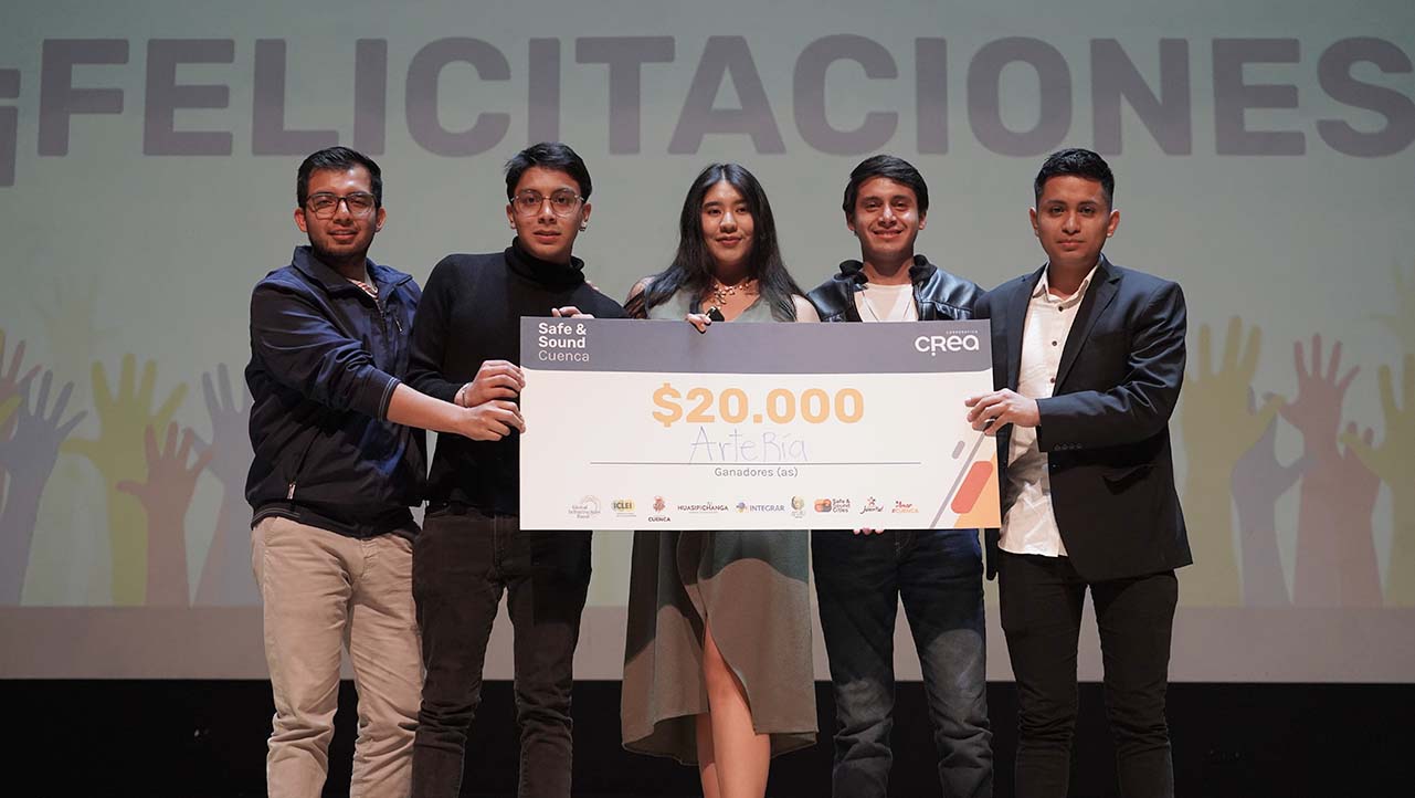Ganadores del Safe and Sound Ing. Andrés Chacha, Jeremi Litardo, Paula Quintuña, Ing. José Sanchez, Fabricio Naranjo