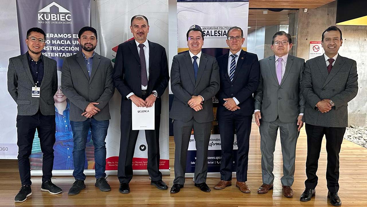 (De izq.) Ismael Portilla, Mauro Vallejo, P. Juan Cárdenas, Juan Leonardo Espinoza, Fernando Moscoso, Juan Carpio y Luis Tobar
