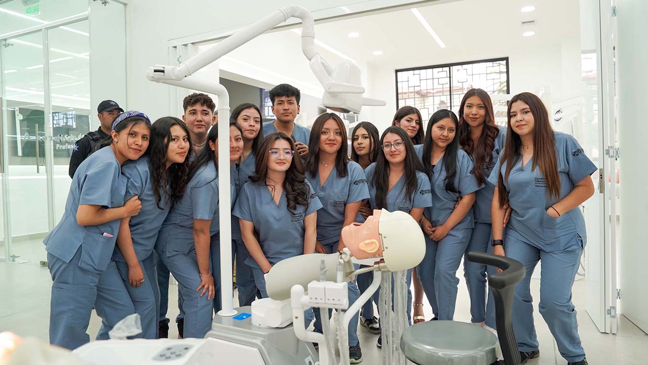 Emoción de los estudiantes de la carrera de Odontología de la sede Quito
