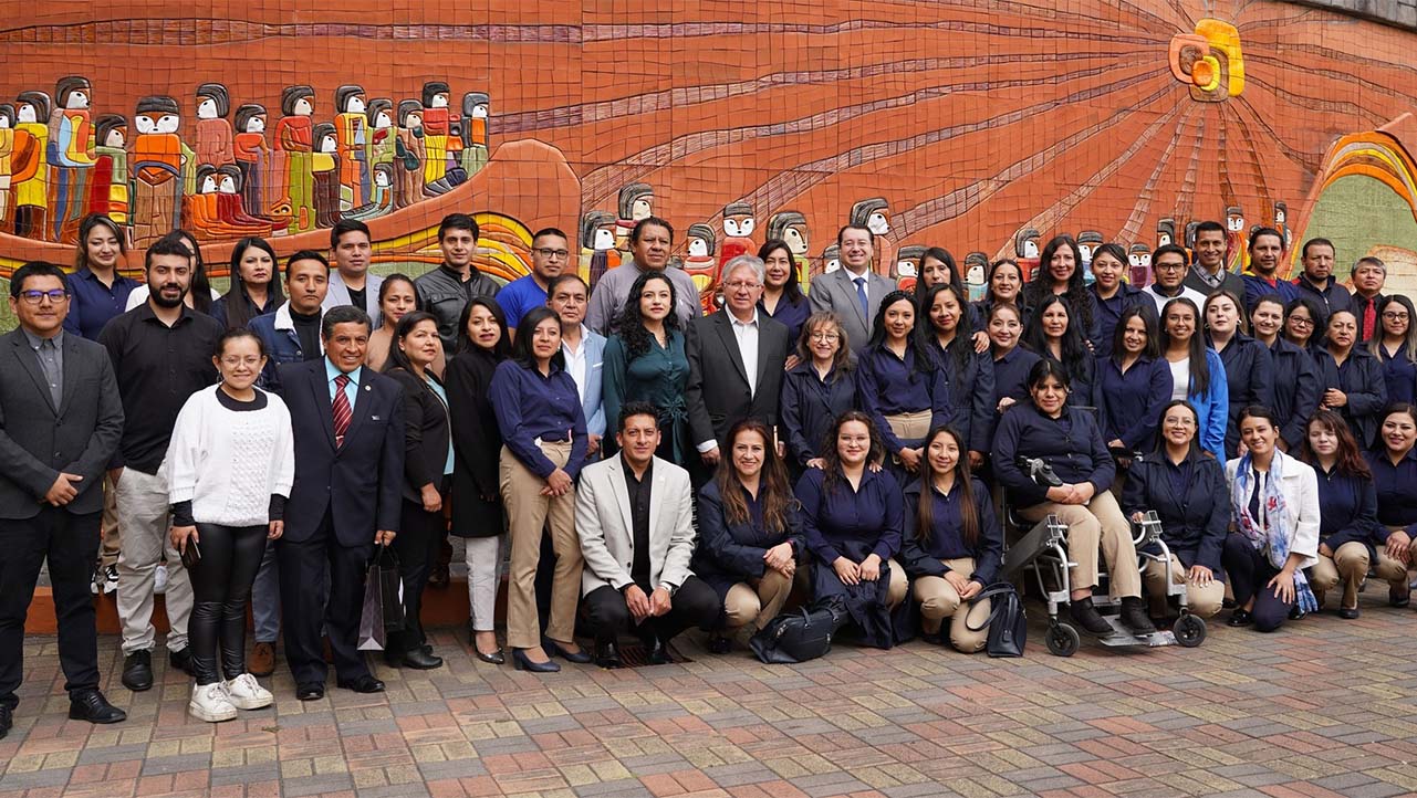 Colaboradores de la UPS sede Cuenca junto al P. Marcelo Farfán