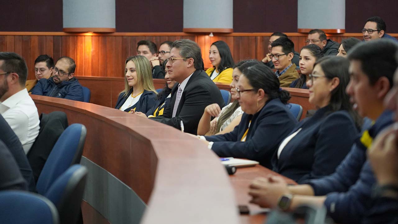 Colaboradores del Rectorado de la UPS durante el encuentro con el Inspector de los Salesianos en el Ecuador