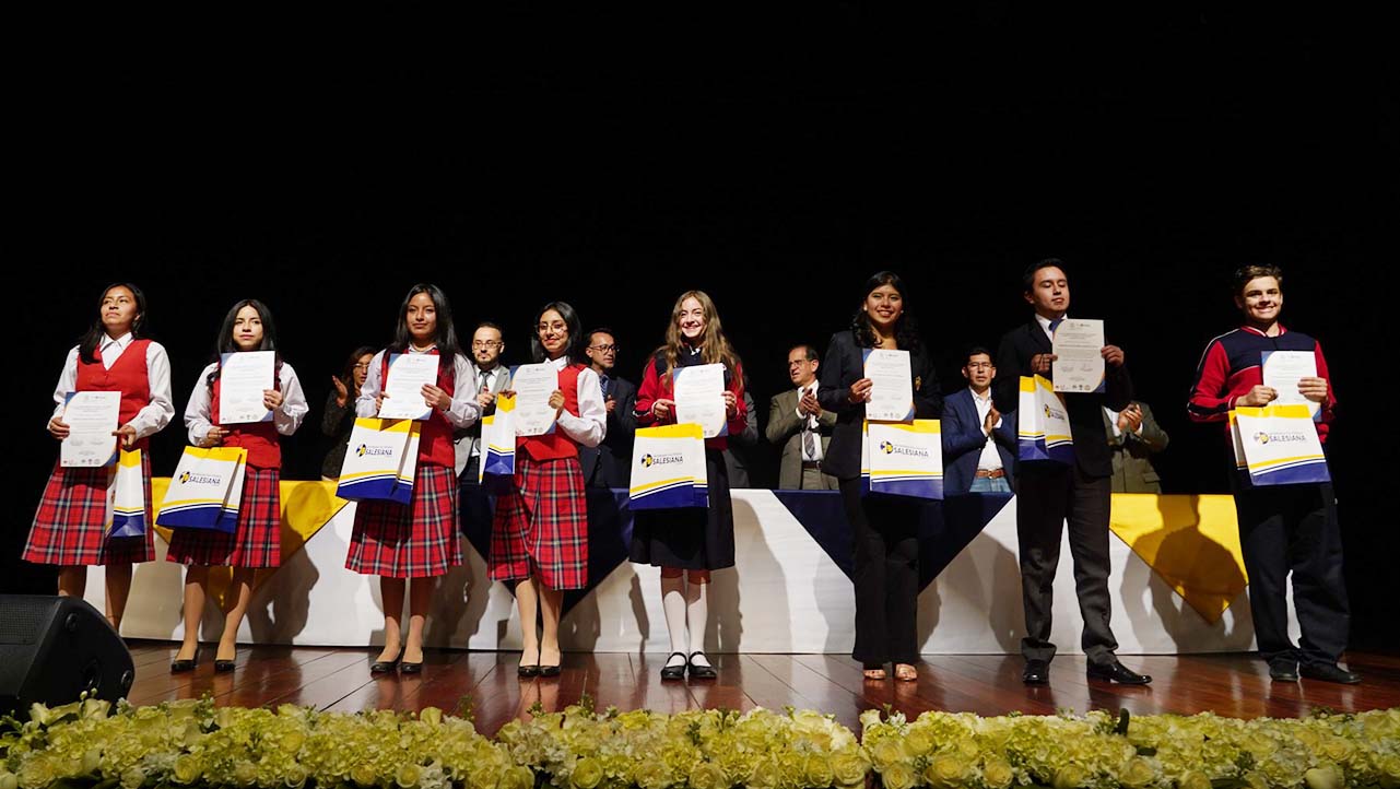 Autoridades y estudiantes de la Unidad Educativa Sor Teresa Valsé presentes en el evento