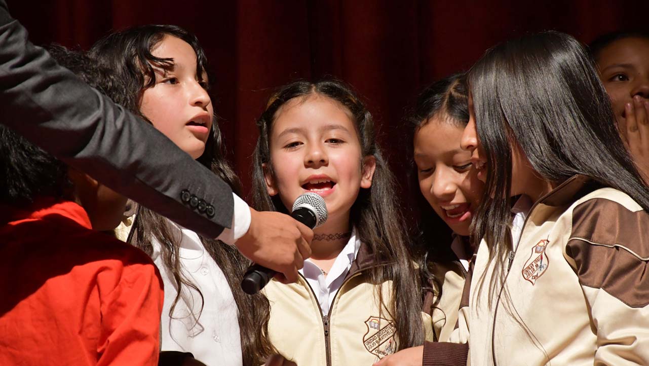 Estudiantes de la U.E. Julio Matovelle cantan villancicos con robots