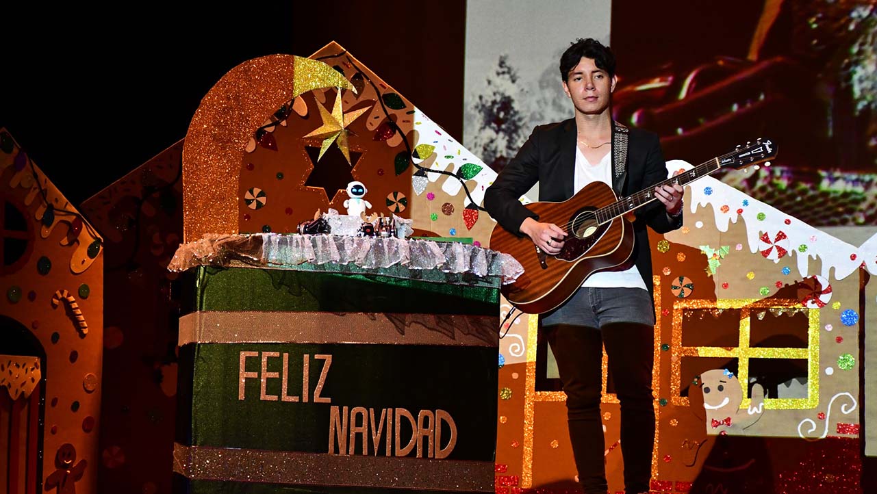 Artista invitado para entonar los distintos villancicos con los estudiantes