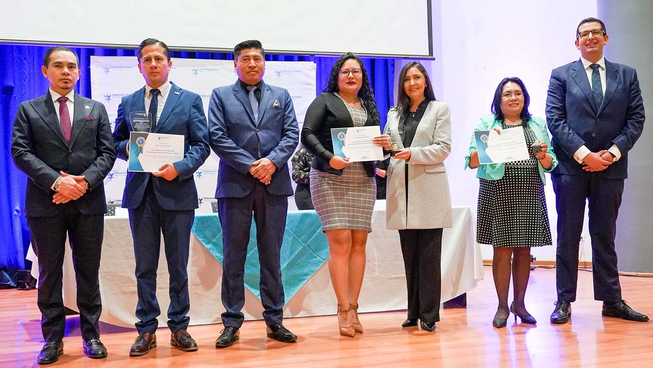 (Cuarta desde la izq.) Andrea Llumipanta del CJG de la sede Quito recibe el reconocimiento por haber obtenido el segundo lugar en el concurso 
