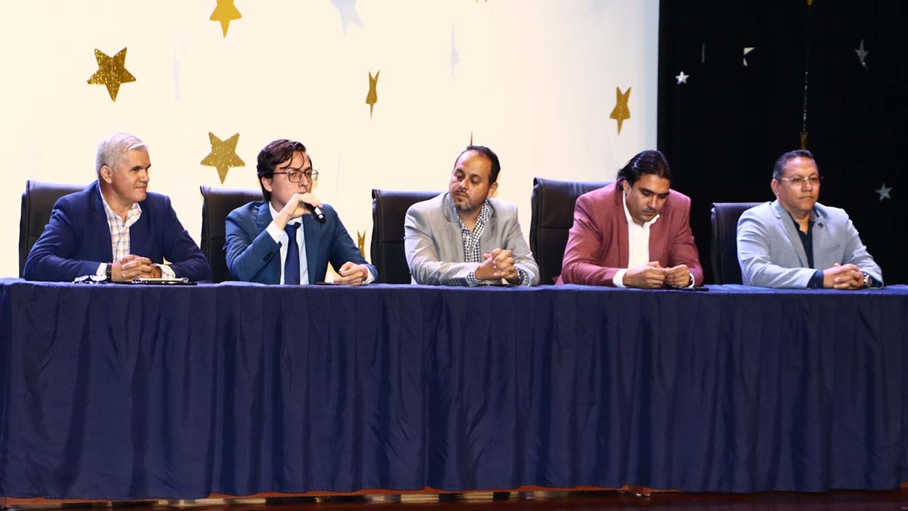Grupo de panelistas presentes en el Showroom de Inteligencia Artificial