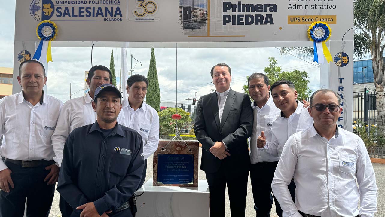 P. Juan Cárdenas (c) junto a colaboradores de la sede Cuenca