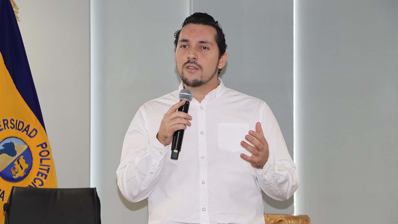 Dr. Edgar Tinoco durante su ponencia