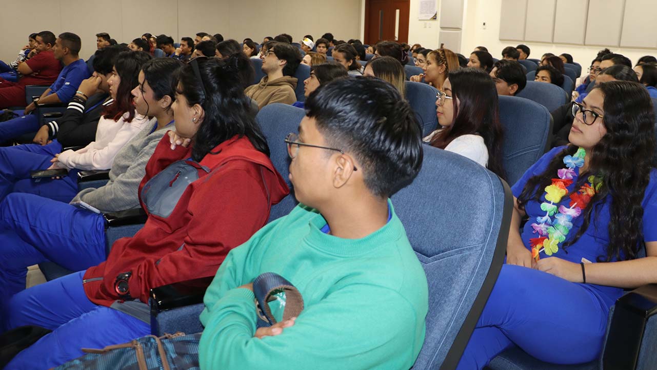 Estudiantes de la carrera de Odontología durante el evento