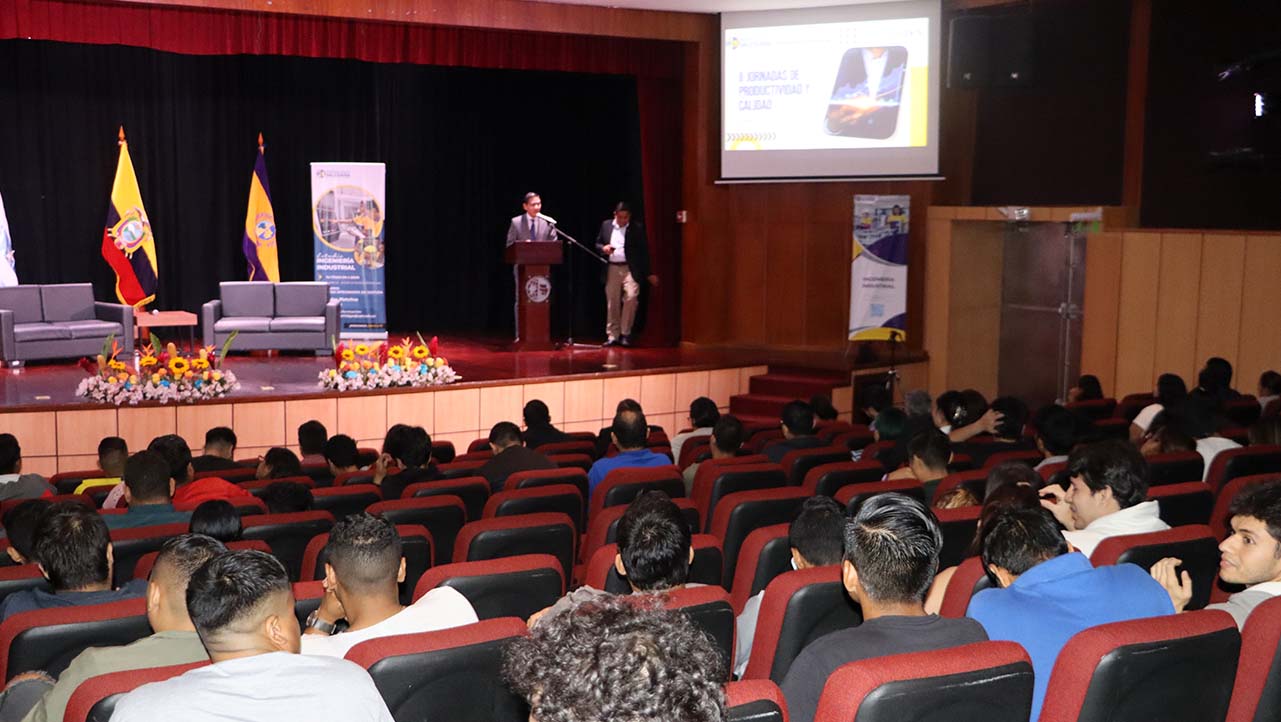 Daniel Caamaño docente de la UPS durante su ponencia