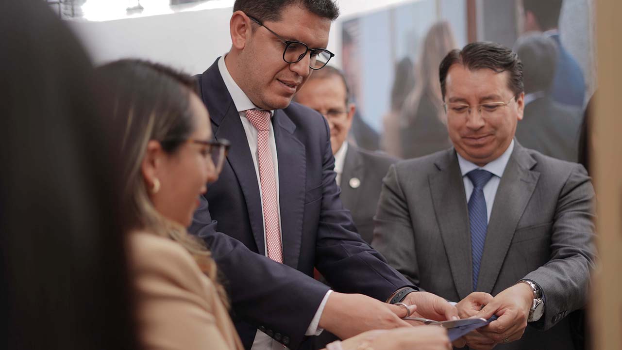 Corte de cinta del nuevo Consultorio Jurídico Gratuito de la UPS sede Cuenca