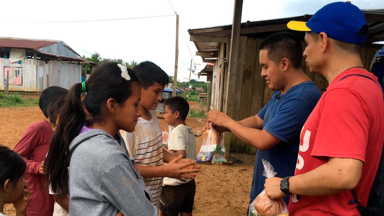 Momentos llenos de felicidad al compartir con niños de la comunidad en la Selva de Perú