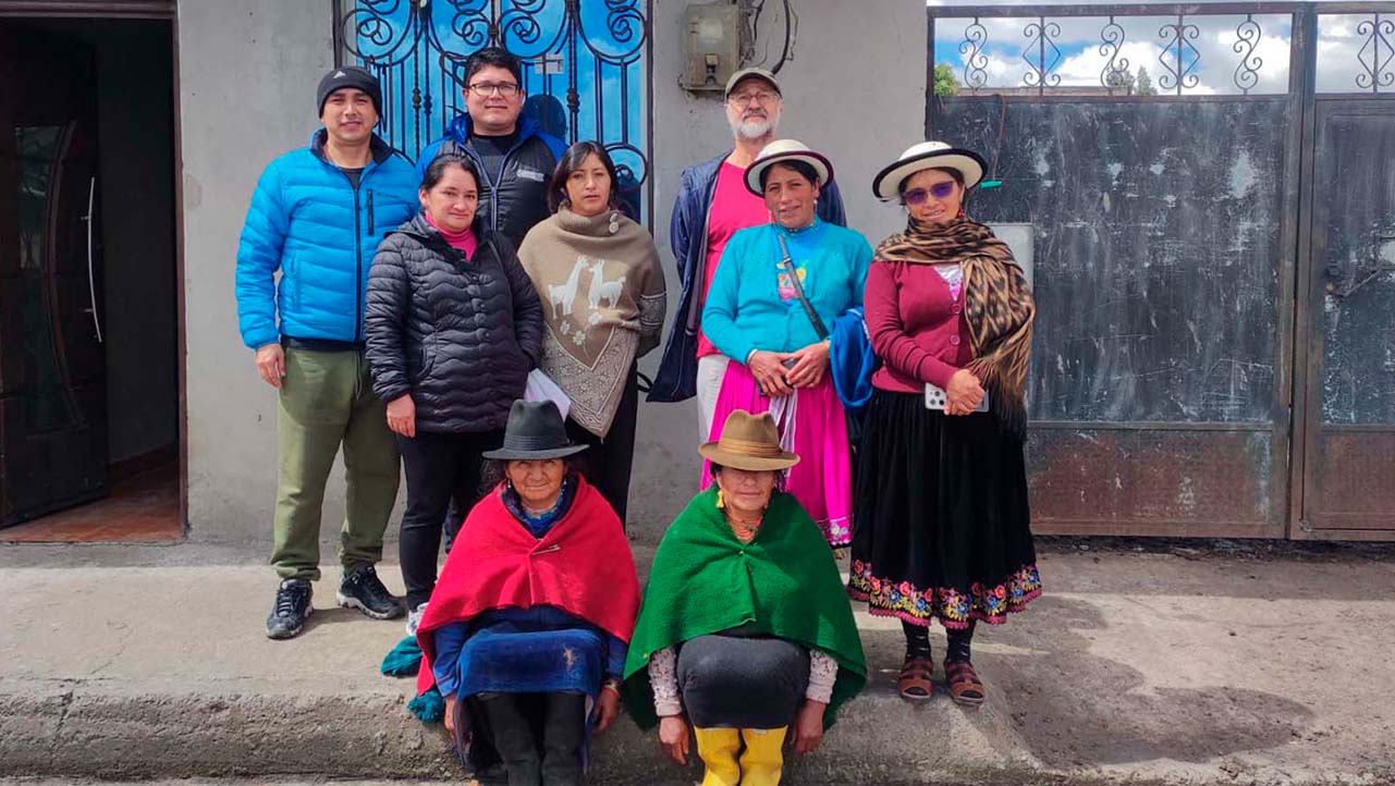 Docentes y representantes de instituciones  junto a mienbros de la comunidad de Jatari