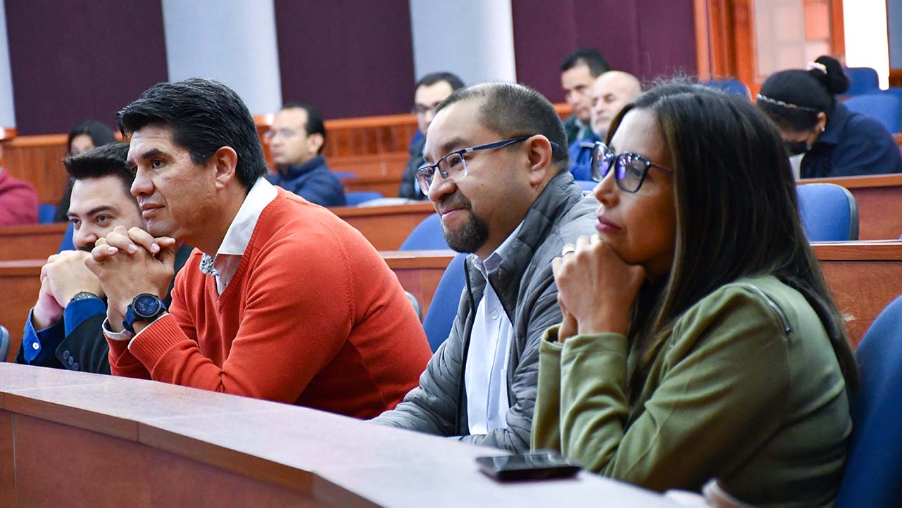 Docentes durante participación en Conferencia de la INEN