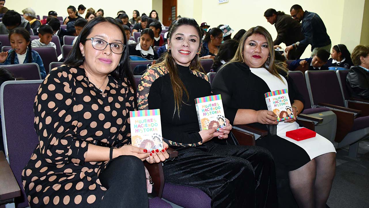 Docentes de la UPS con el libro