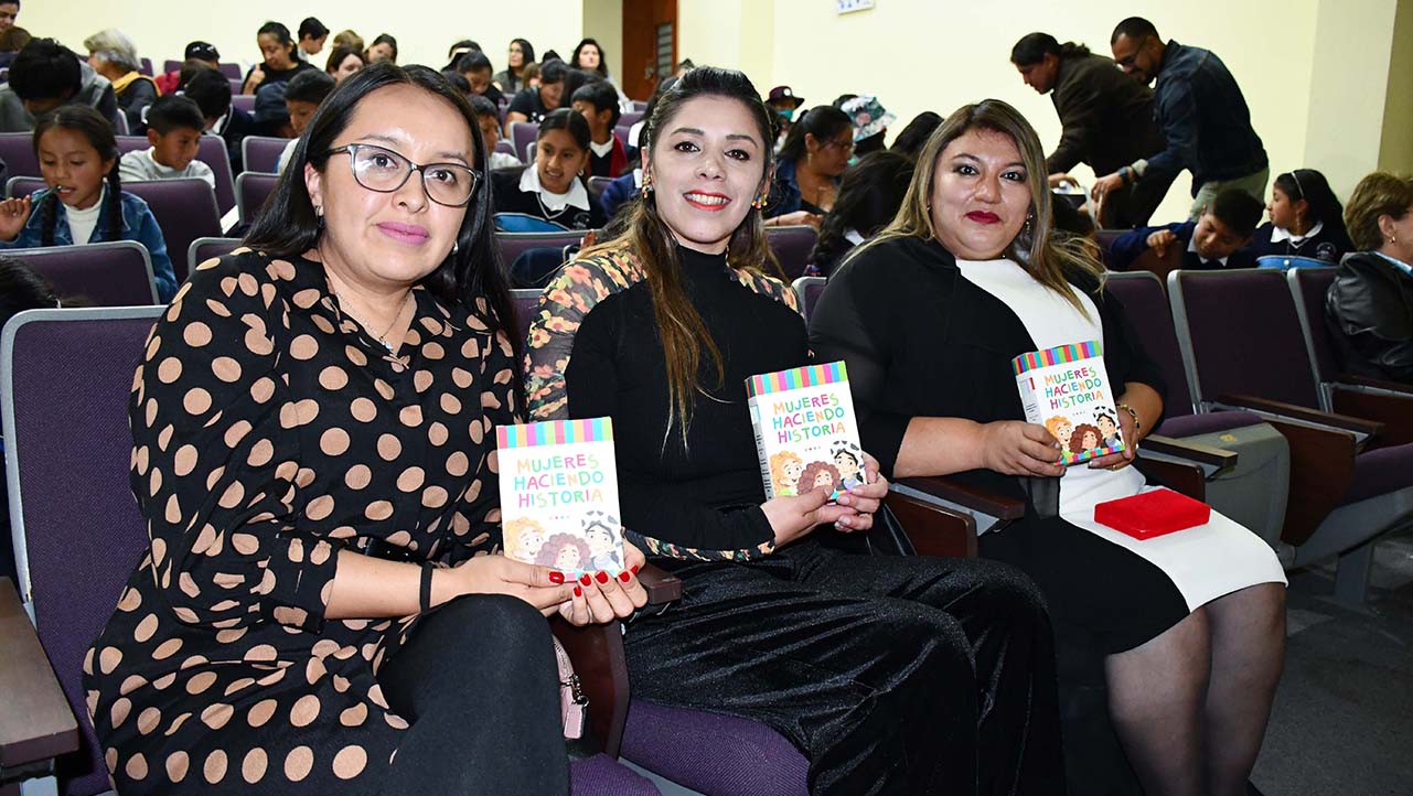 Docentes de la UPS con el libro 