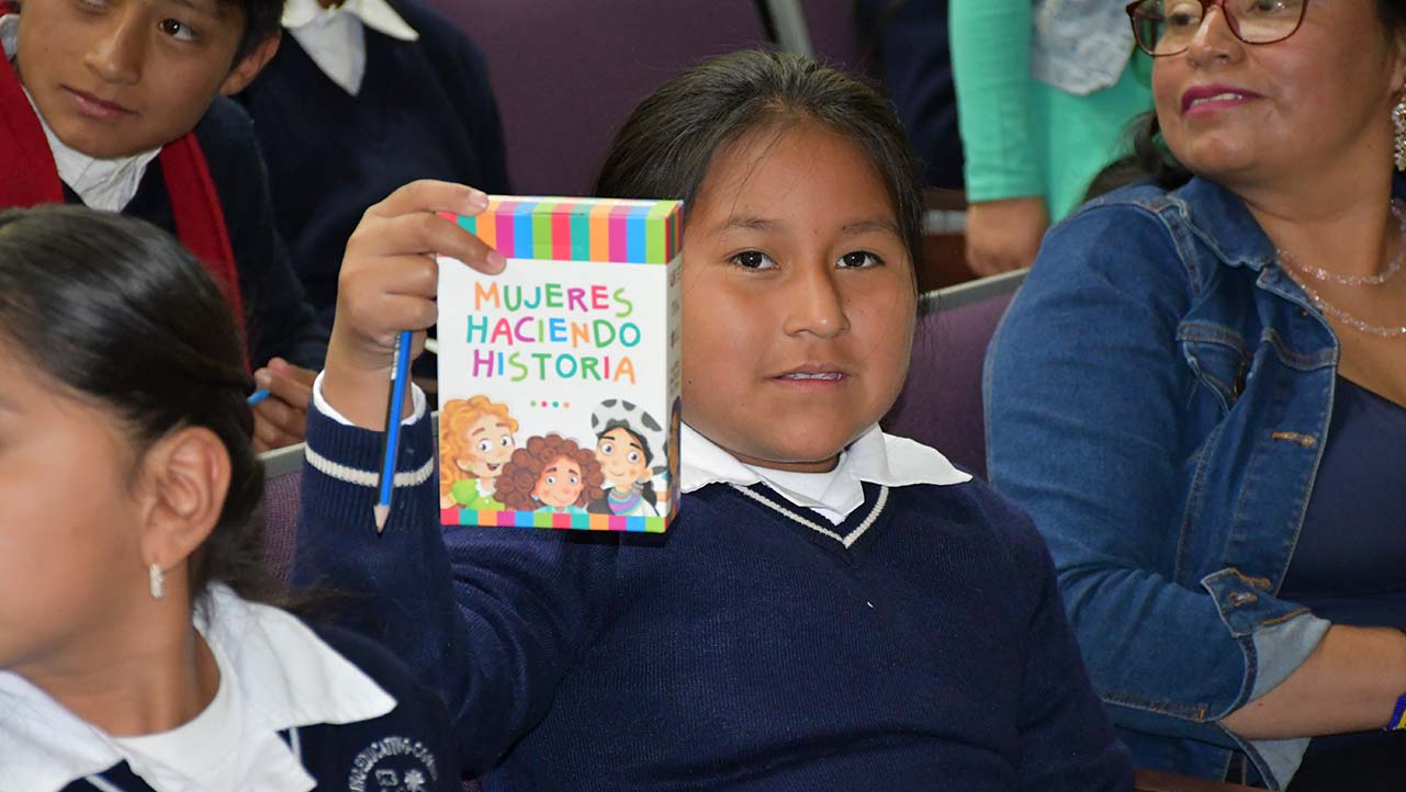 Estudiante con el libro 