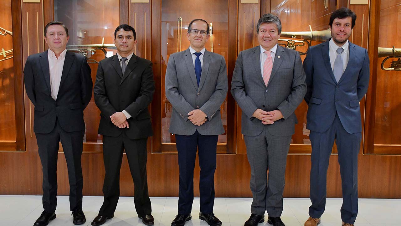 (De izq a der) Dr. Xavier Calderón, Dr. Javier Guaña, Dr. Fernando Moscoso, Dr. Tarquino Sánchez, Dr. Christian Salamea