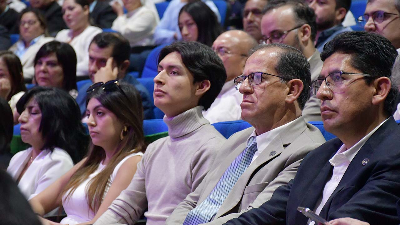 Participantes durante acto solemne 