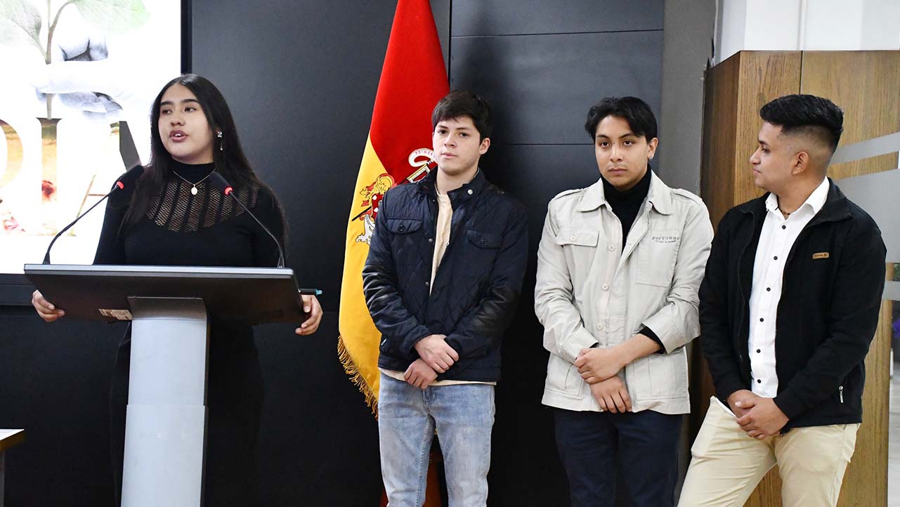 Estudiantes de la carrera de Arquitectura durante su socialización