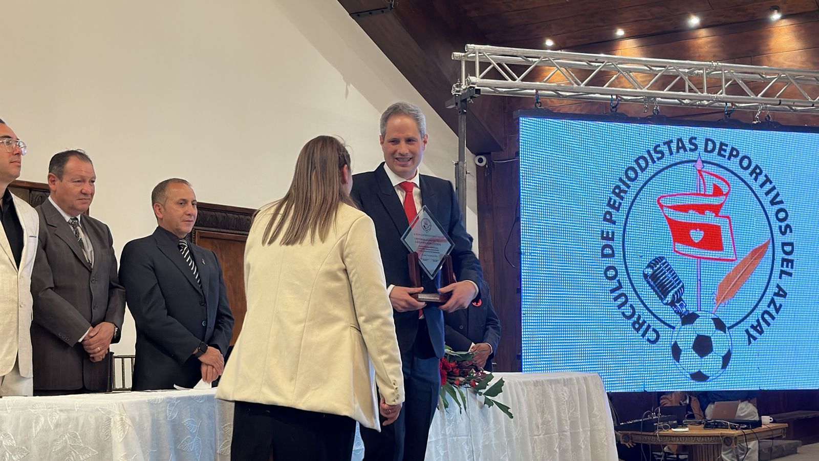 Andrea De Santis, director de la carrera recibe el reconocimiento por parte del CPDA