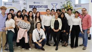 Estudiantes de la carrera de Arquitectura de la sede Guayaquil durante su exposición de proyectos integradores