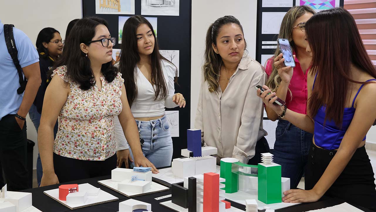 Estudiantes de la carrera de Arquitectura de la sede Guayaquil durante su exposición de proyectos integradores