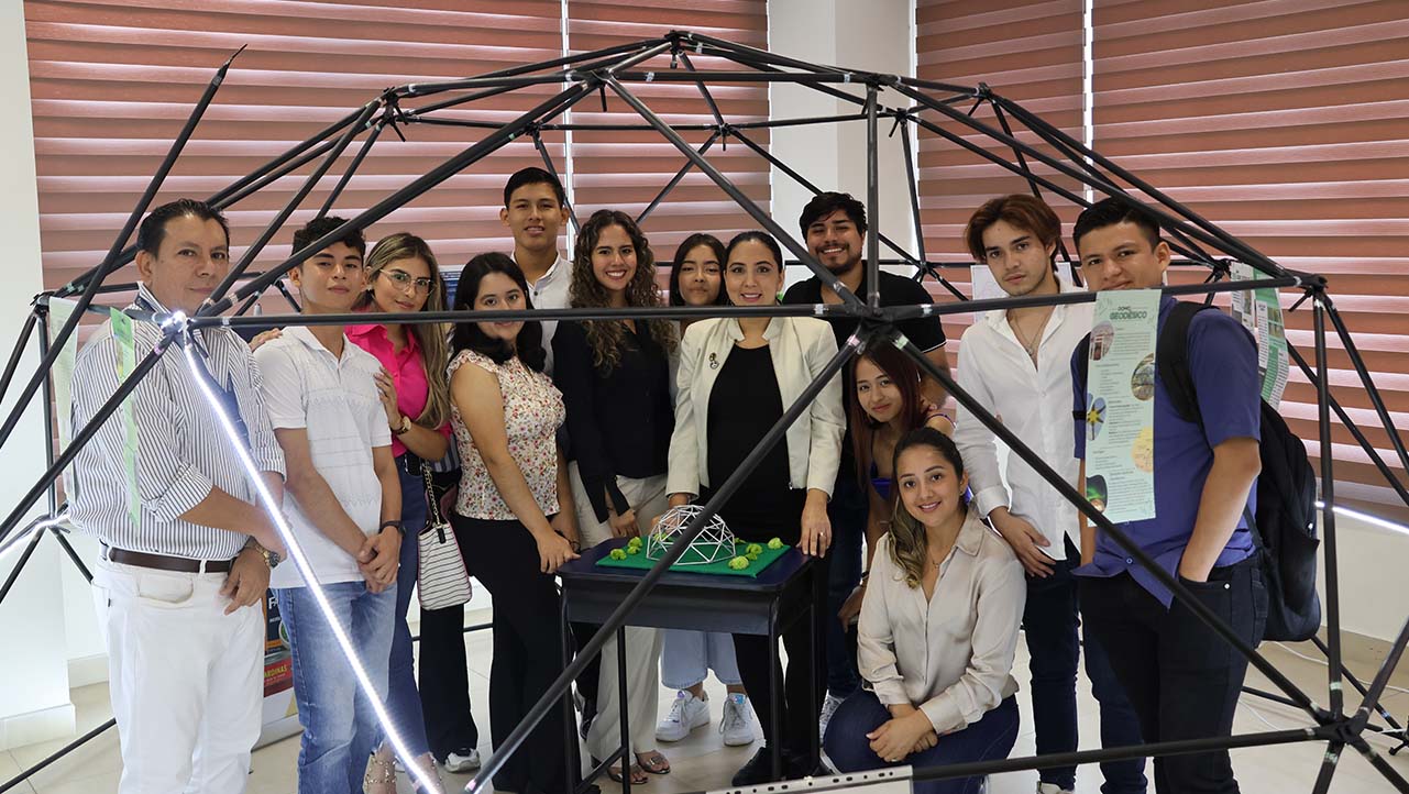 Estudiantes de la carrera de Arquitectura de la sede Guayaquil durante su exposición de proyectos integradores