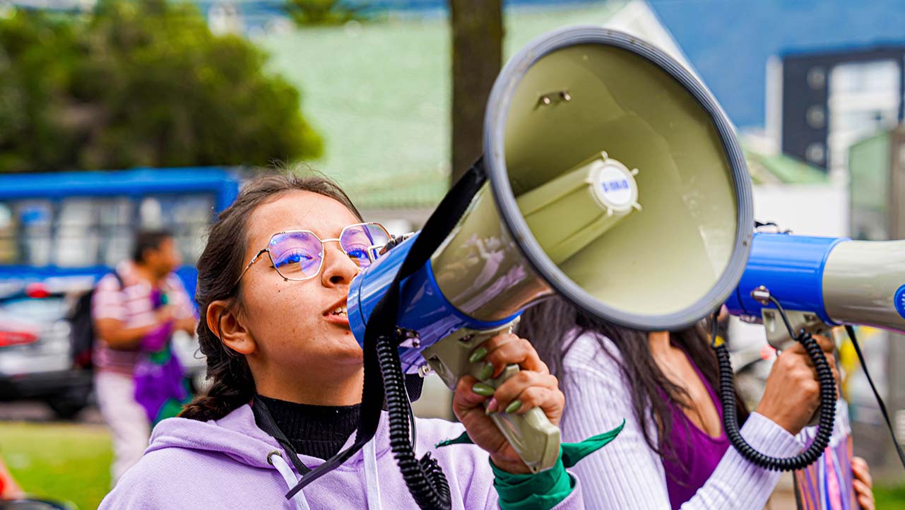 Joven estudiante universitaria alza su voz por los derechos de la mujer