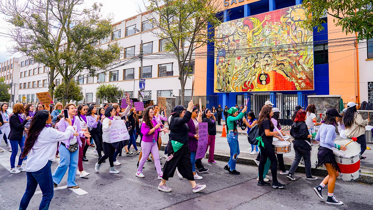 Marcha en las afueras de la Universidad Politécnica Salesiana, campus El Girón