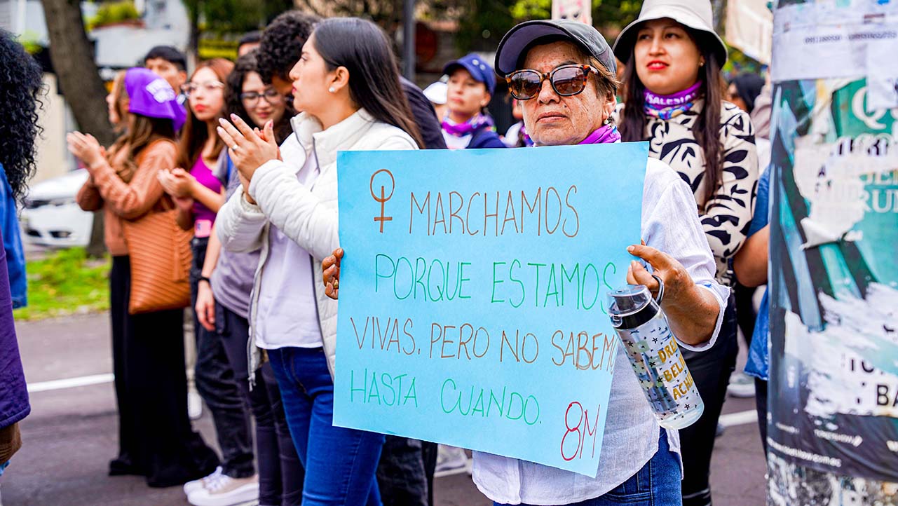 Mujeres marchando por los sus derechos