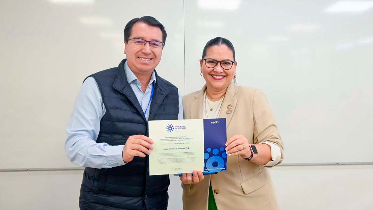 P. Juan Cárdenas recibe un reconocimiento de participación en el Seminario