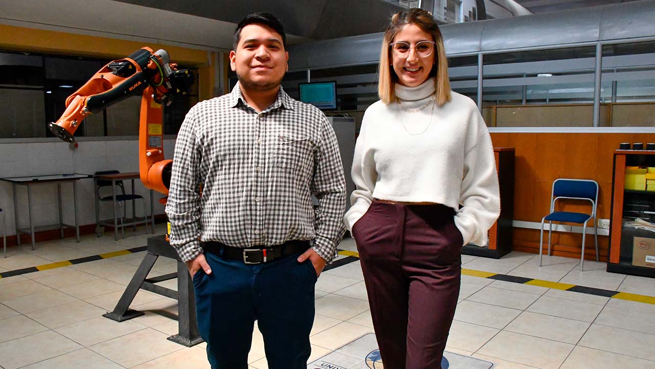 Dennys Báez y María del Cisne Ortega, estudiantes de la carrera de  Electrónica y Automatización