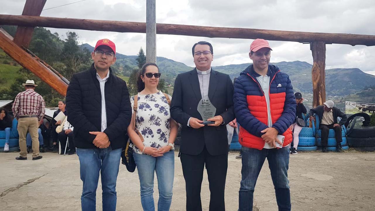 (De izq.) Blas Garzón, María de Lourdes Loaiza, Mónica Peralta, P. Juan Cárdenas y Juan Pablo Vásquez