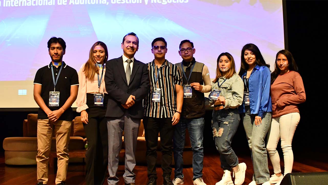 Econ. Luis Tobar (c) junto a estudiantes de la carrera de Economía