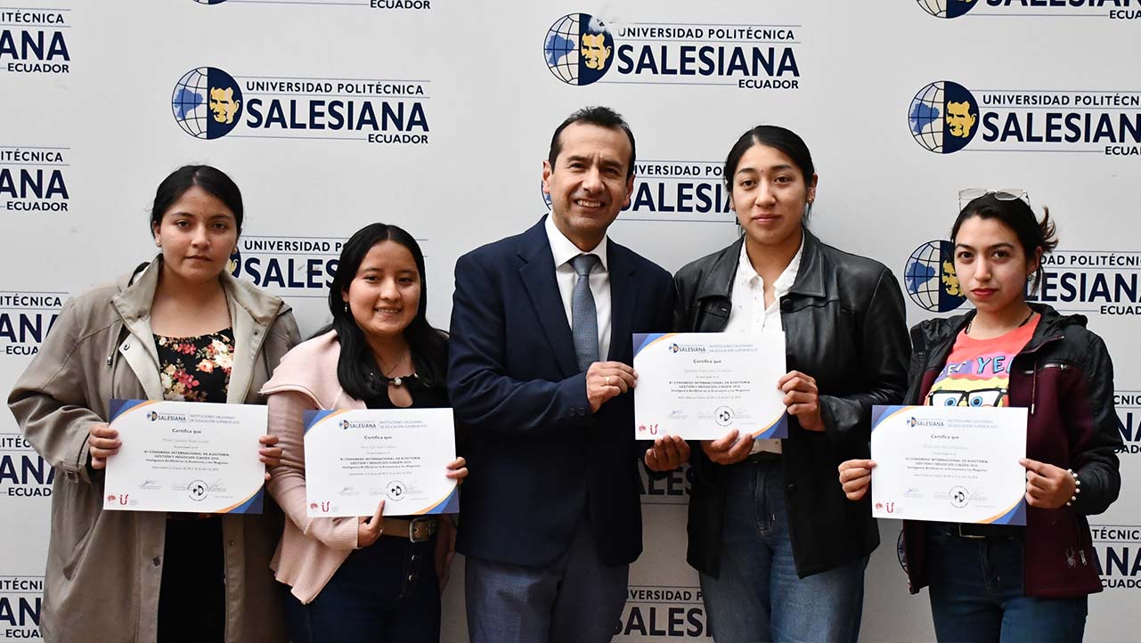 Econ. Luis Tobar (c) entrega certificados de participación a los estudiantes que fueron parte del XI CIAGEN 2024