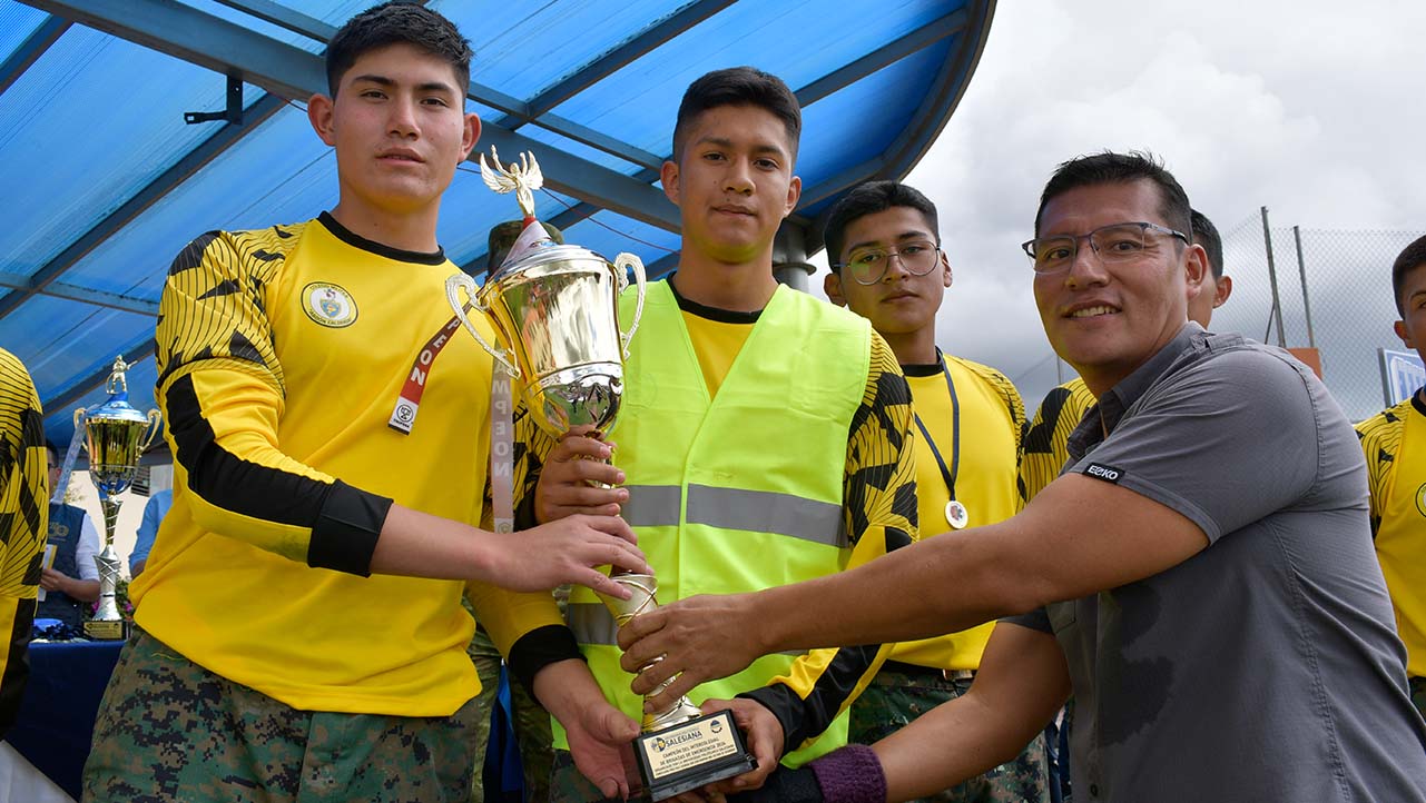 Equipo de Brigadistas de la Unidad Educativa Abdón Calderón campeones del intercolegial de Brigadas de Emergencia