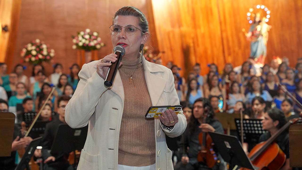 María Sol Villagómez, vicerrectora de la sede Quito, dio la bienvenida al acto