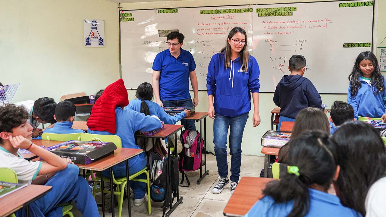 Volunteers from IEEE WIE UPS-Quito during the workshop with children